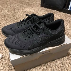 Women’s Asics tennis shoes